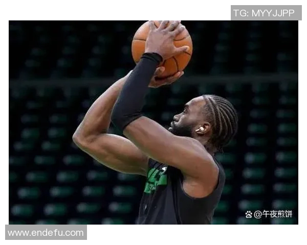 铁!保罗目前投篮命中率仅24%,出战100分钟球员里最低 铁!保罗目前投篮命中率仅24%,出战100分钟球员里最低